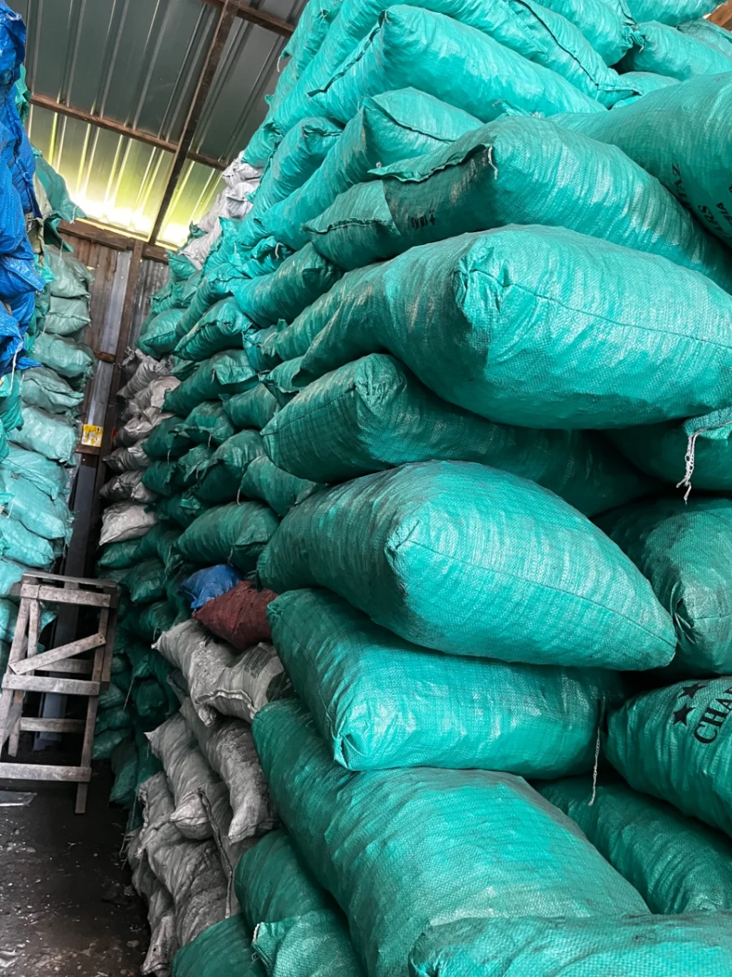 Stok Karung Arang Lembaran Baru di Gudang Bali